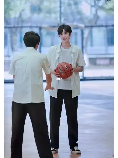 刘耀文帅气学长打篮球