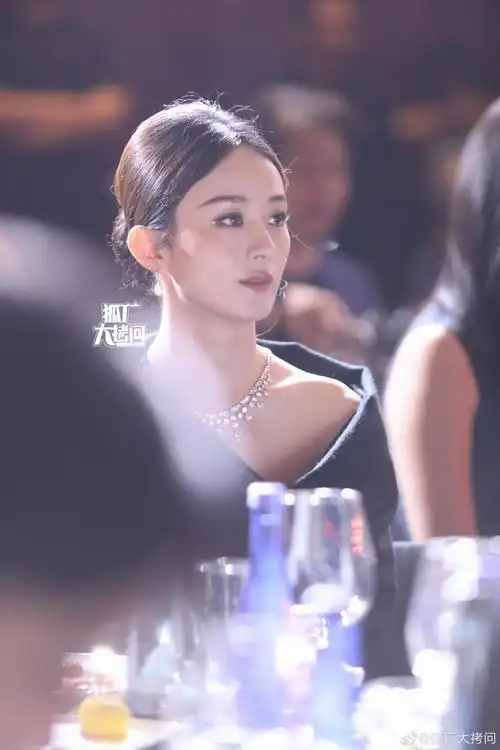赵丽颖黑色抹胸裙##白玉兰提名酒会