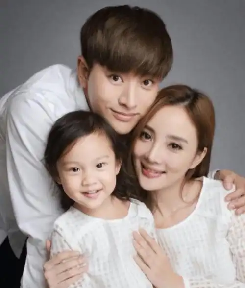 网上就有传闻称冯绍峰出轨《知否》里的丫鬟扮演者韩烨,导致两人离婚