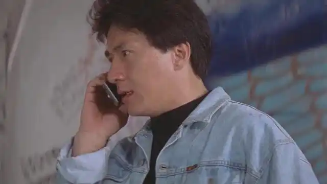 红番区:傻大个真抗揍,可看到成龙大哥拿出扳手,不得不求饶