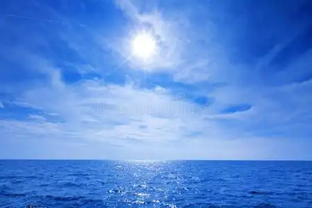 太阳,美丽的天空和海洋照片