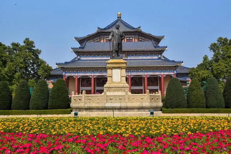 中山纪念堂位于广东省广州市越秀区东风中路,原本是1921年孙先生任