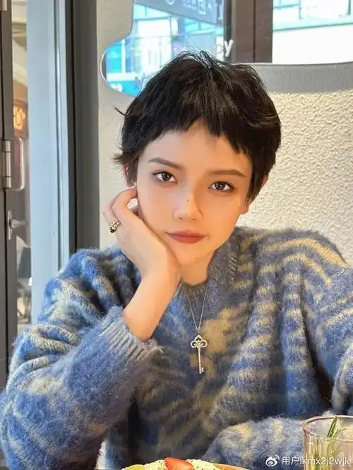 今夏热门发型,狗啃锯齿刘海短发,引领个性时尚新潮流