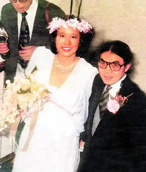 何晶洁跟罗康瑞结婚,大家都不知道,但是罗康瑞跟朱玲玲结婚,大家都