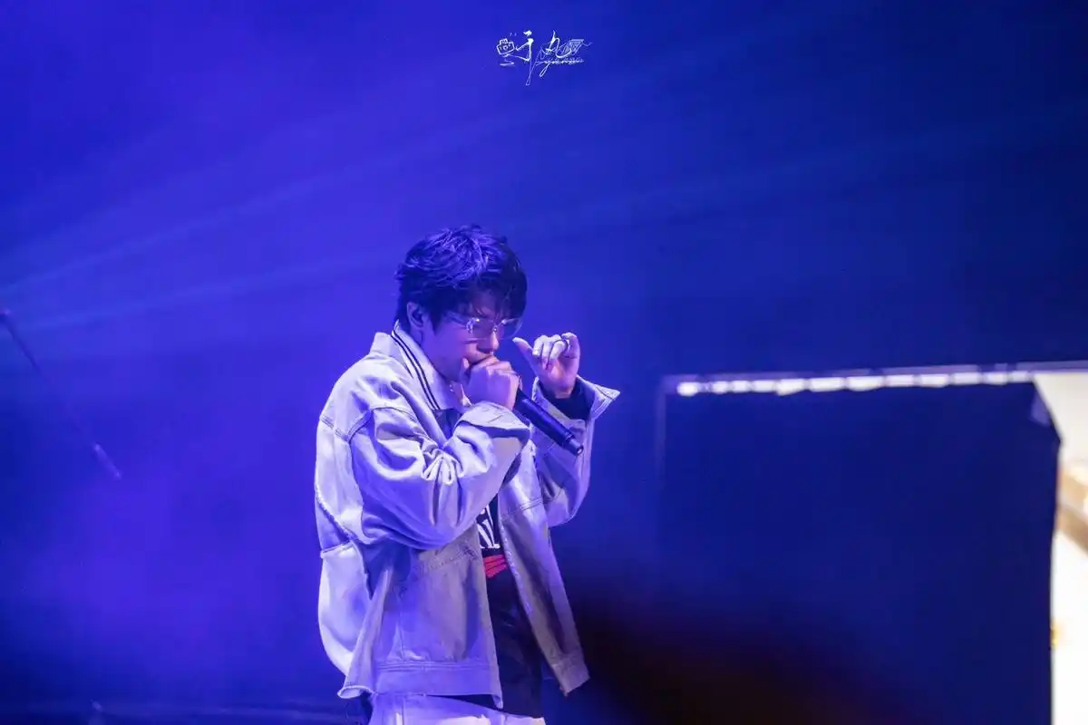 18法老 寒假要巡演 哈尔滨场现场直拍啊啊啊啊虽然手很酸但是法老真的