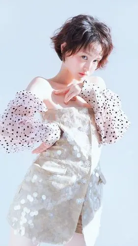 清爽短发美女手机壁纸图片