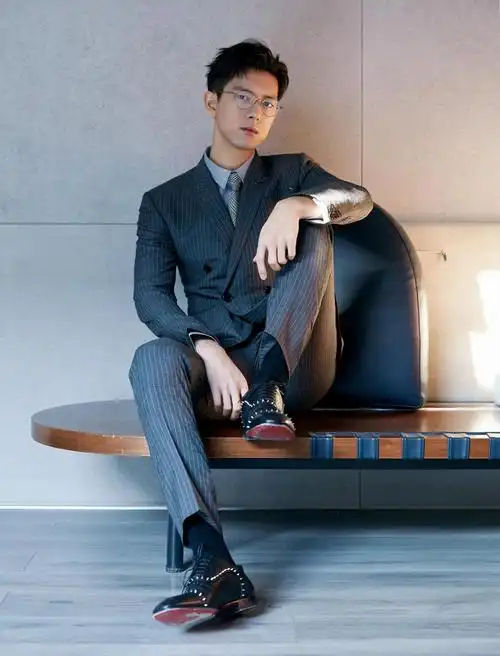 李现条纹西装细框眼镜霸道总裁造型