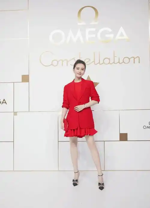 刘诗诗活动造型再次惊艳众人,身穿蓝色西服套装,气质优雅又干练_裙子