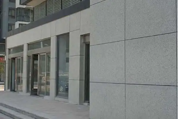 真石漆是一种外墙装饰涂料,具有耐污,防水等环保效果,装饰性强具有仿