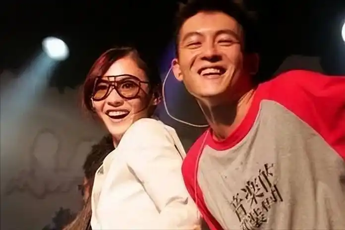 张柏芝孙东海现身泳池,她穿黑衣笑容甜蜜,男方与3娃互动显拘谨