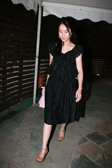 关咏荷高估自己的驾驭能力了穿红色长裙搭配紧身裤显矮又显粗