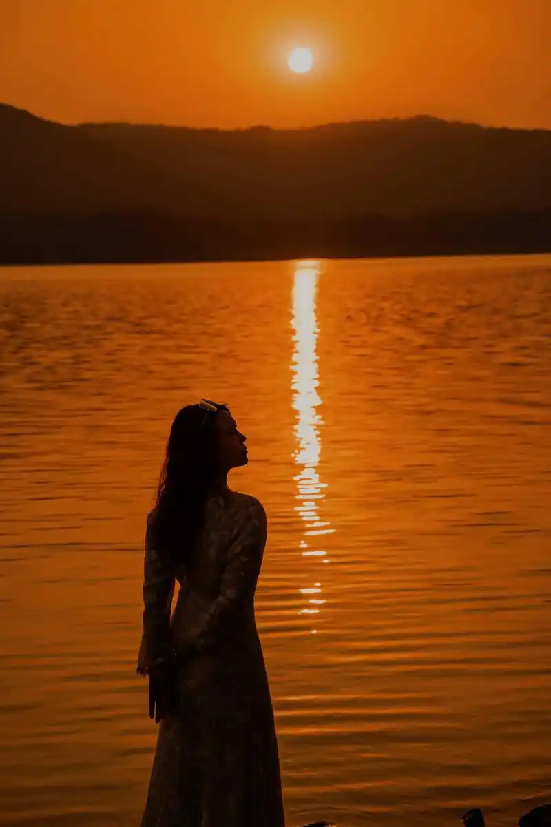 拥抱落日后的背影 #夕阳下的背影 把烦恼扔进夕阳,和晚霞一