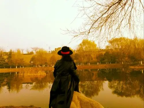 女人再忙碌也要留点空间学会和自己独处,心灵才能得到净化.