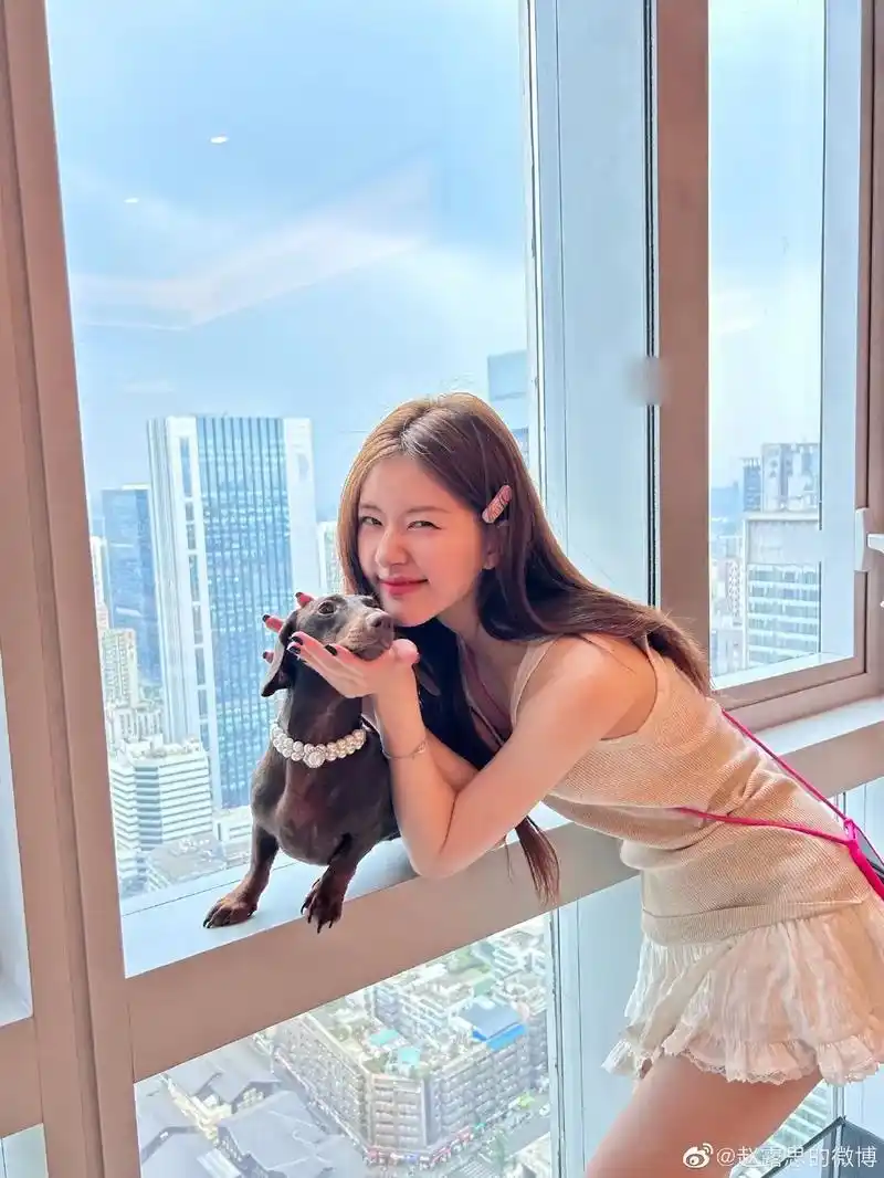 赵露思更新一组日常自拍照,照片中赵露思展示不同风格的穿搭,露 - 抖