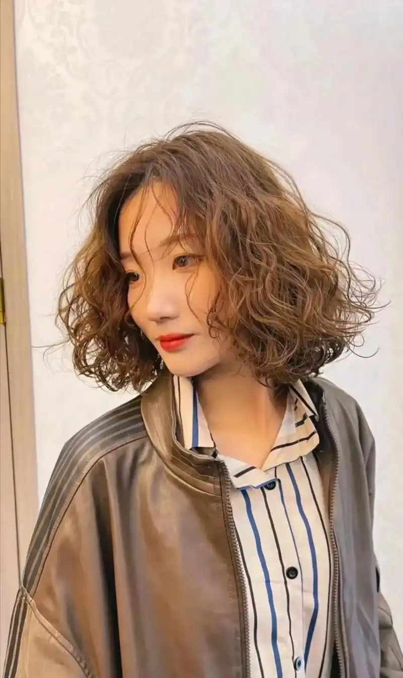 女士减龄短发推荐 #可盐可甜 #港风羊毛卷造型图片 #慵懒 - 抖音