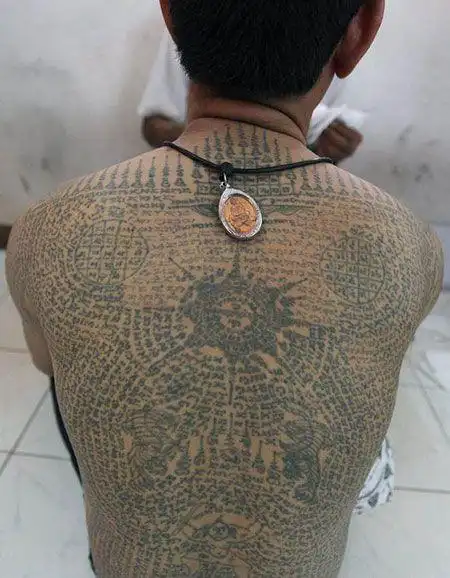 泰国经文刺符满背纹身