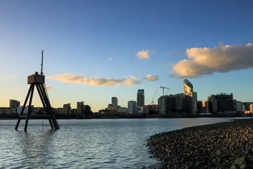 泰晤士河边,见证canary wharf(金丝雀码头)伦敦新金融区的日落,晚霞和
