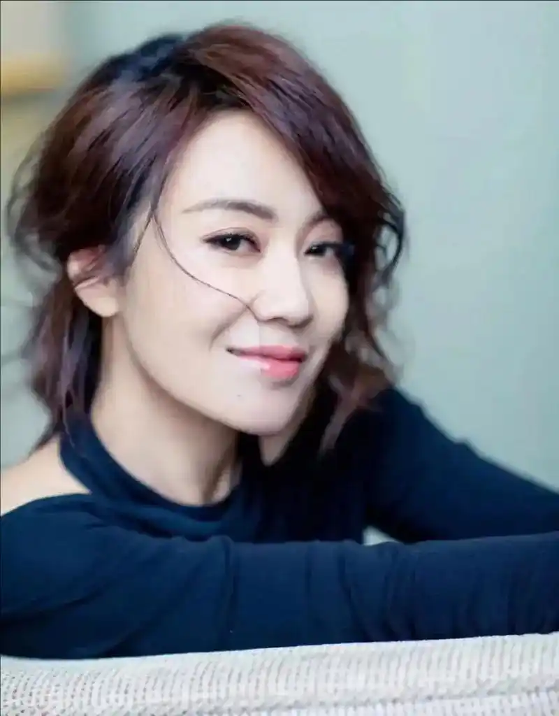 闫妮怎么也想不到,有一天会被前夫抛弃  婚后不久,闫妮就生下女儿,一