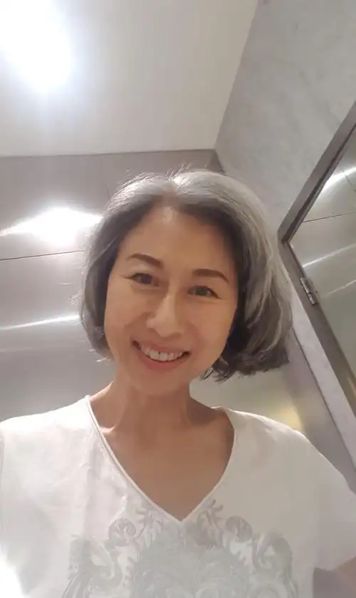 叶倩文庆祝60岁生日晒满头白发满脸皱纹纯素颜照真正的样子