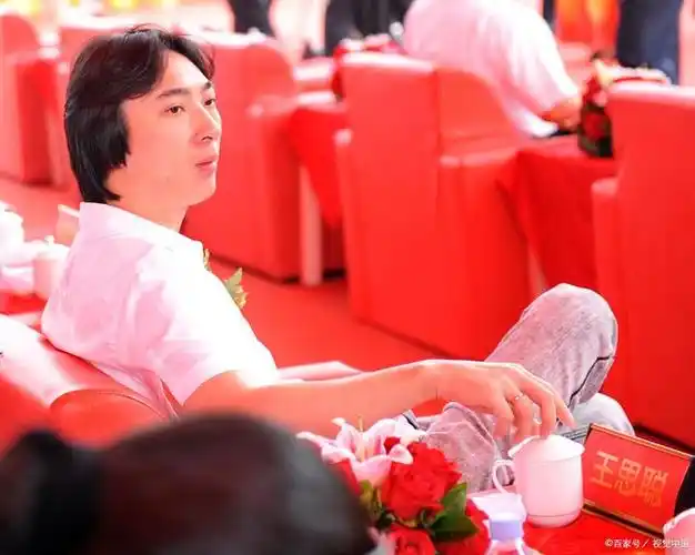 王思聪"上班" 王健林"闯关"