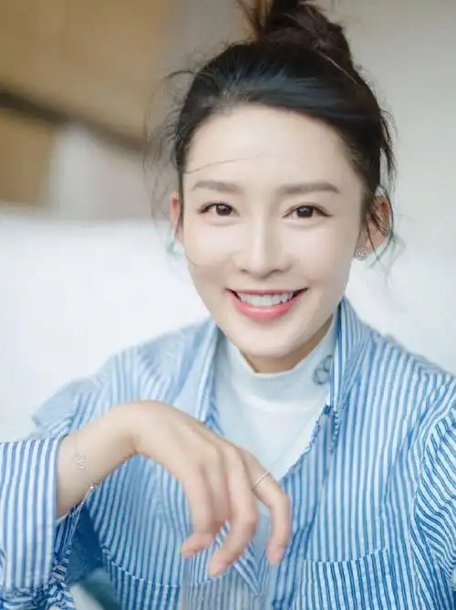 李沁的五官很江南 一对古典的#开扇双眼皮# ,外眦点略微高于内眦点