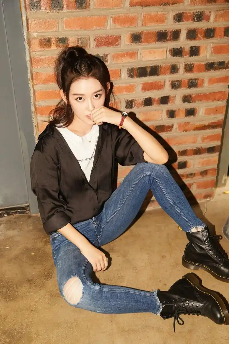 蒋依依如今已出落成亭亭玉立的少女颜值和长腿分毫不输关晓彤