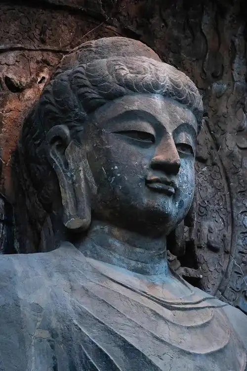 已发稿没了右手这尊龙门石窟佛像还是一派大唐气象