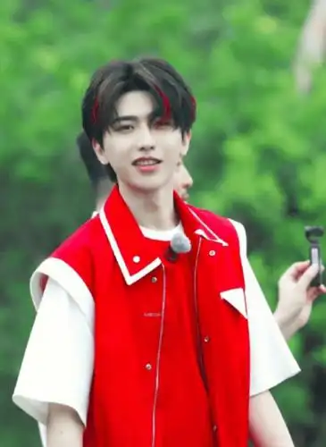 蔡徐坤西红柿穿搭上线红色挑染发型红马甲给你甜蜜暴击