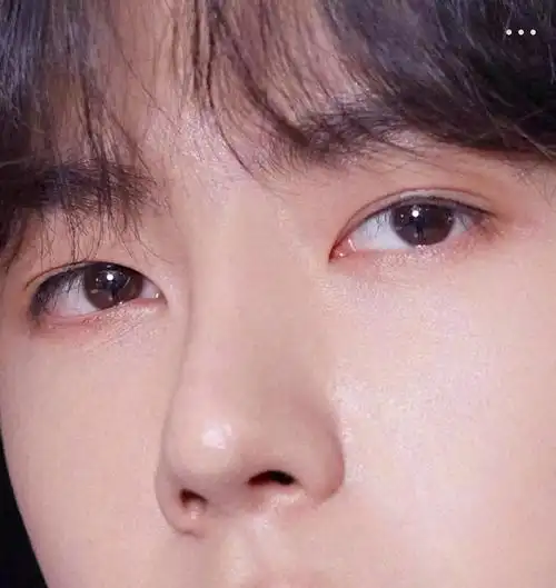 王一博的鼻子假在哪里?