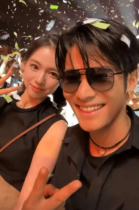 大杨哥与王嘉尔合照后续:薛之谦演唱会,现场大秀恩爱,大杨嫂委屈烟消