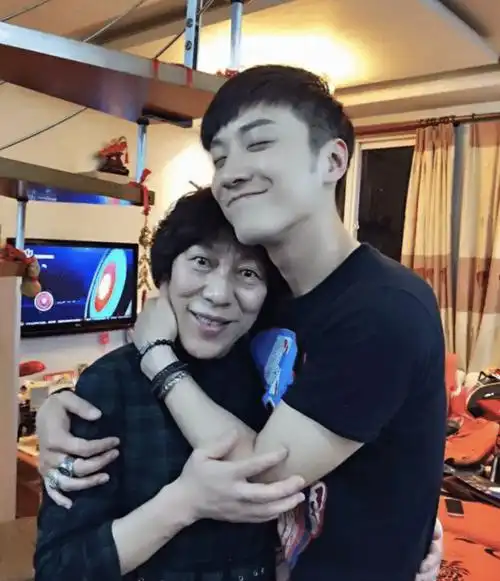 乔任梁去世6年父亲前往墓地为儿子擦拭墓碑神色哀伤惹人泪目