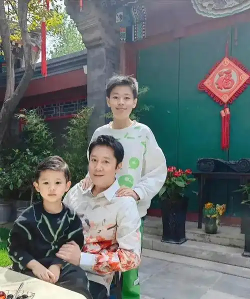 蔡国庆晒全家福,12岁儿子与他一般高,故宫旁豪华四合院曝光