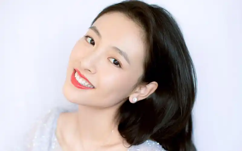 吴倩优雅迷人写真桌面壁纸