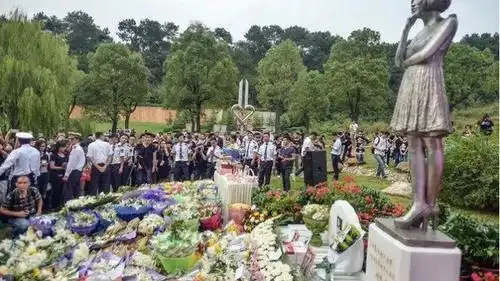 姚贝娜逝世六周年:墓碑鲜花簇拥,粉丝再怀念《甄嬛传》片头曲