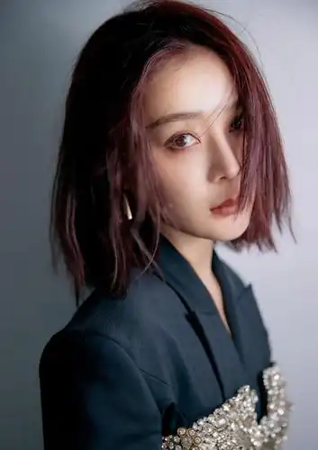 原创35岁左右的女人留什么发型好看?中长直发清爽优雅很有气质,很美