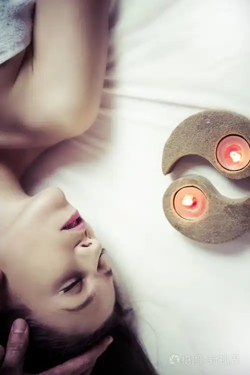 在spa 美容按摩身体的女人