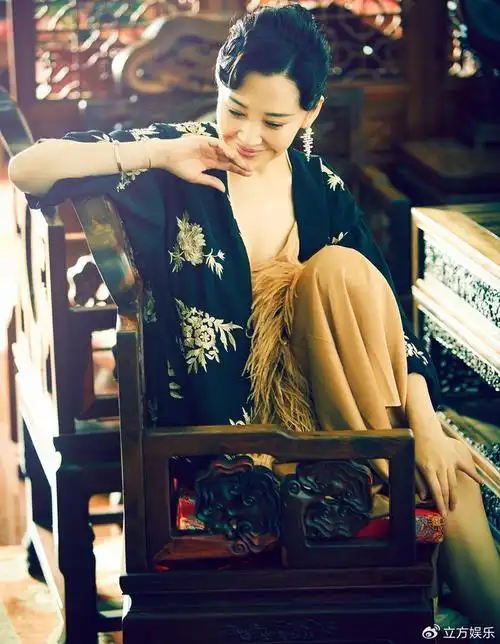 许晴国风大片曝光 温婉明媚浓郁红裙尽显东方风韵