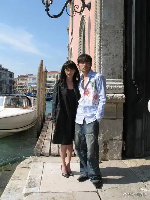 20年前,这位女生追着周杰伦求合影,如今这位女生早已大红大紫,在演艺