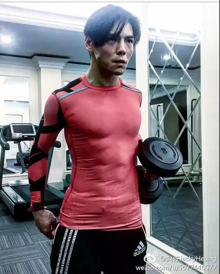 向佐和郭碧婷婚纱照走红追到女神的型男曾是个250斤的胖子