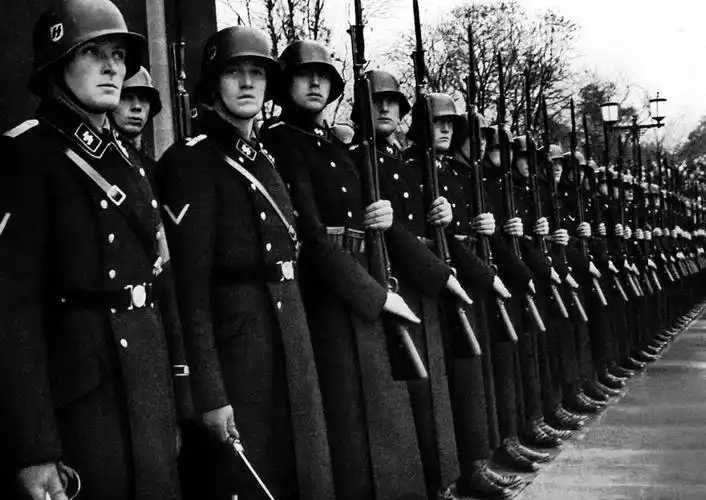 二战德军老照片:在东西线一路高歌,恶魔的身影无处不在