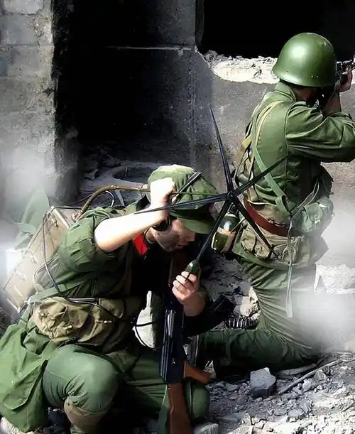 1984年对越自卫反击战,陈洪远误入敌营,心想:可不能空手而归!