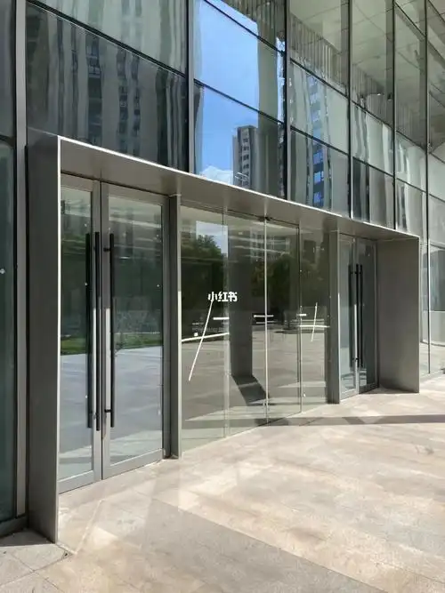 无框双开自动门带有框地弹簧边门