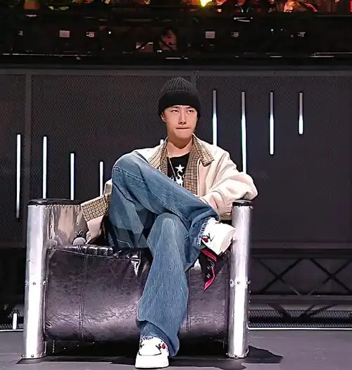 在《这就是街舞》第六季中,#王一博街舞6平价战靴#安踏骜杰滑板鞋成了