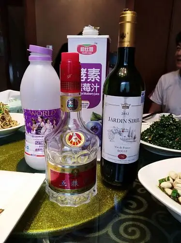 淑梅带了一瓶五粮液!建华拿了瓶干红!干杯!为了同学的友谊!