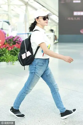 状态打几分?66岁刘晓庆穿搭度假范,潮款牛仔裤太抢镜