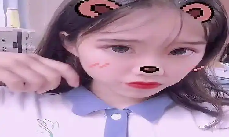 中学生妹子秀自拍,这样子看着十分可爱