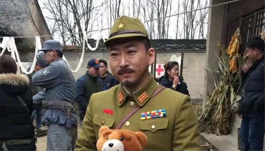 特别是在05年的时候,他在自己的首部电影《太行山上》中饰演的日本