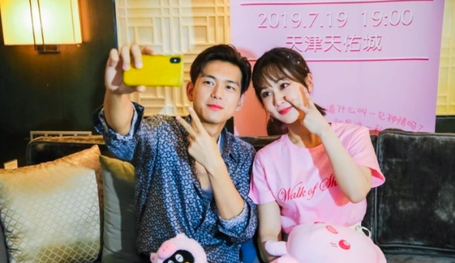 童颜夫妇终于同框,杨紫穿粉t恤太显嫩,李现穿着真丝衬衫更般配