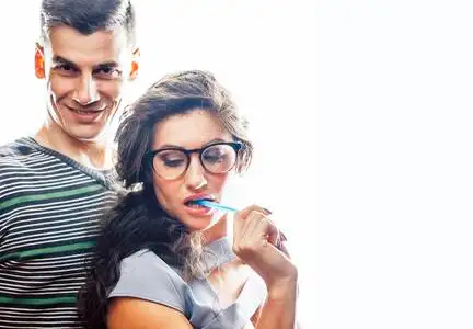 男人的事情爱的事情在工作中, 年轻漂亮的夫妇, 男人和女人在一起照片