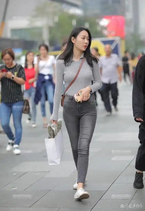 深色牛仔裤:时尚穿搭的经典之选